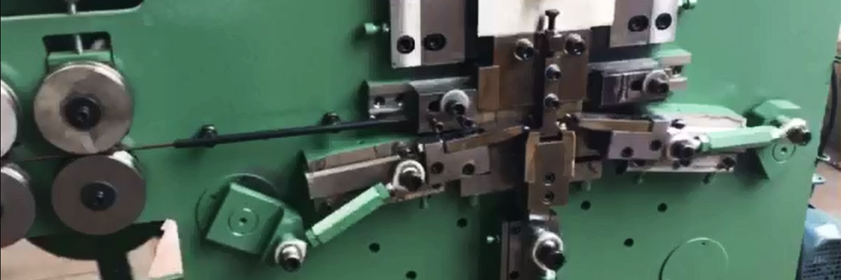 Машина для производства пряжек для стреп-ленты